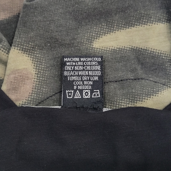 Kendall + Kylie NWOT Large Green Camo Double Layer Crop Tee - Picture 8 of 9